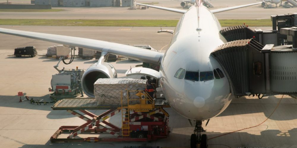 Diferença entre carga comum e perigosa na aviação